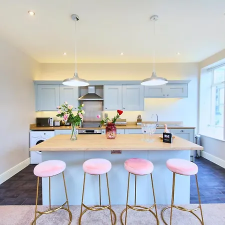 The Stylish Penthouse Of - Sleeps 7 아파트